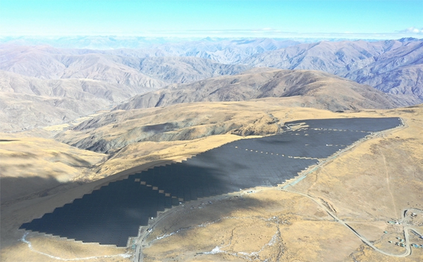 图为亚堆乡才朋村光伏发电场全景.jpg